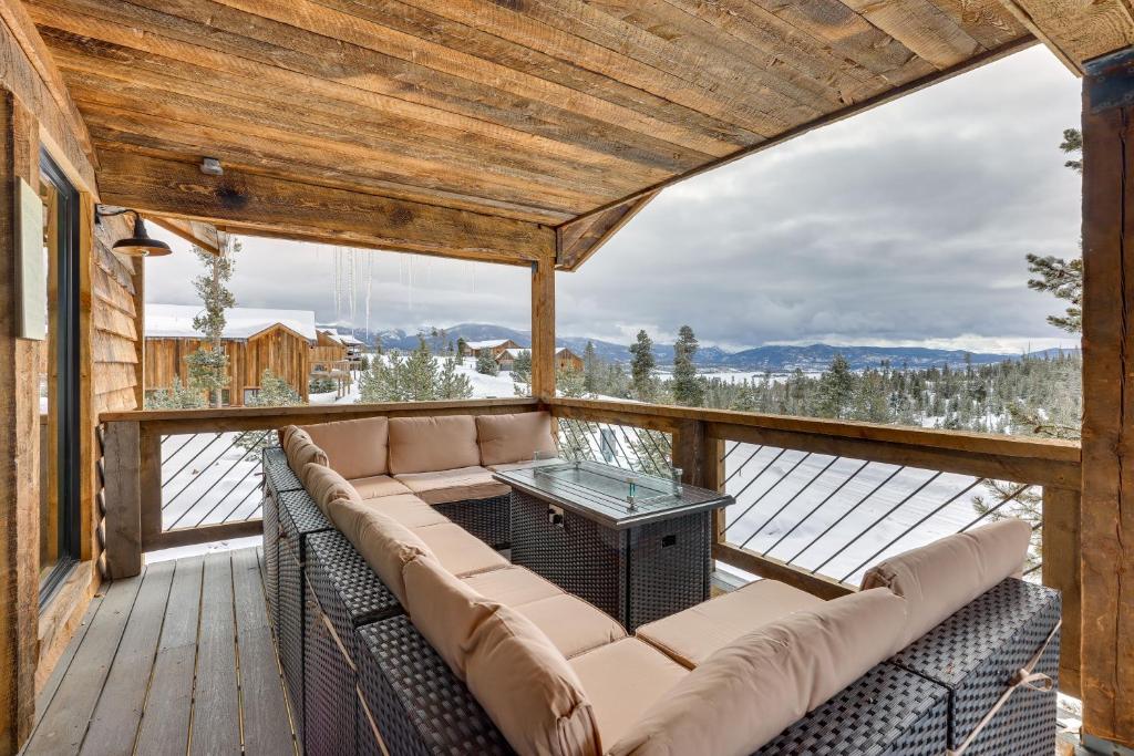 Luxe Grand Lake Cabin with Hot Tub and Mountain Views!
